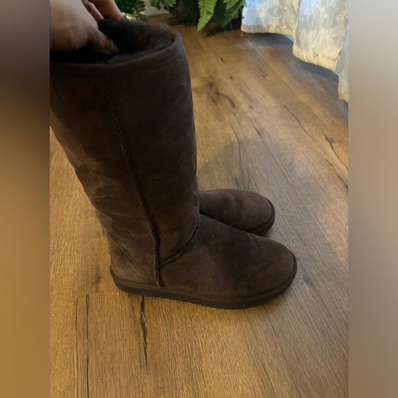 UGG f8007G  sherpa lined brown suede boots - women's 7W - Picture 1 of 7
